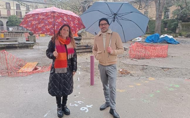 La alcaldesa, Izaro Elorza, y el edil de Urbanismo Iñigo Ruiz, delante de la fuente-escueltura que quedará mejor integrada en el entorno.