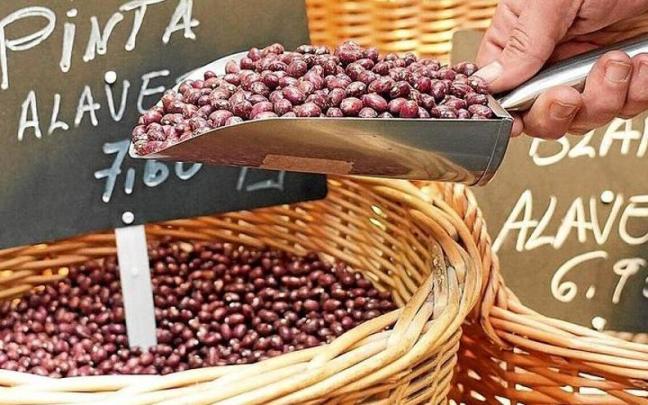 Alubia pinta alavesa; pollo, vino tinto, huevos y cordero son algunos de los alimentos analizados por el Observatorio del sector agroalimentario vasco que comprara los precios en origen y destino.