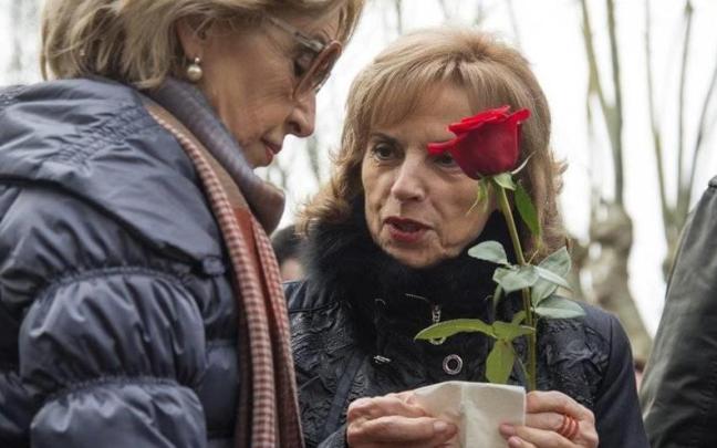 La viuda del socialista Fernando Buesa, Natividad Rodríguez (d), y la madre de Jorge Díez, Begoña Elorza, en una ofrenda floral