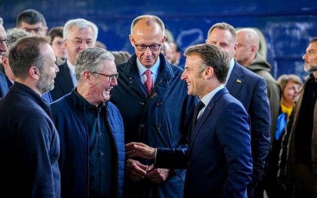 El primer ministro británico, Keir Starmer; el canciller alemán, Friedrich Merz; y el presidente francés, Emmanuel Macron, a su llegada a Kiev.