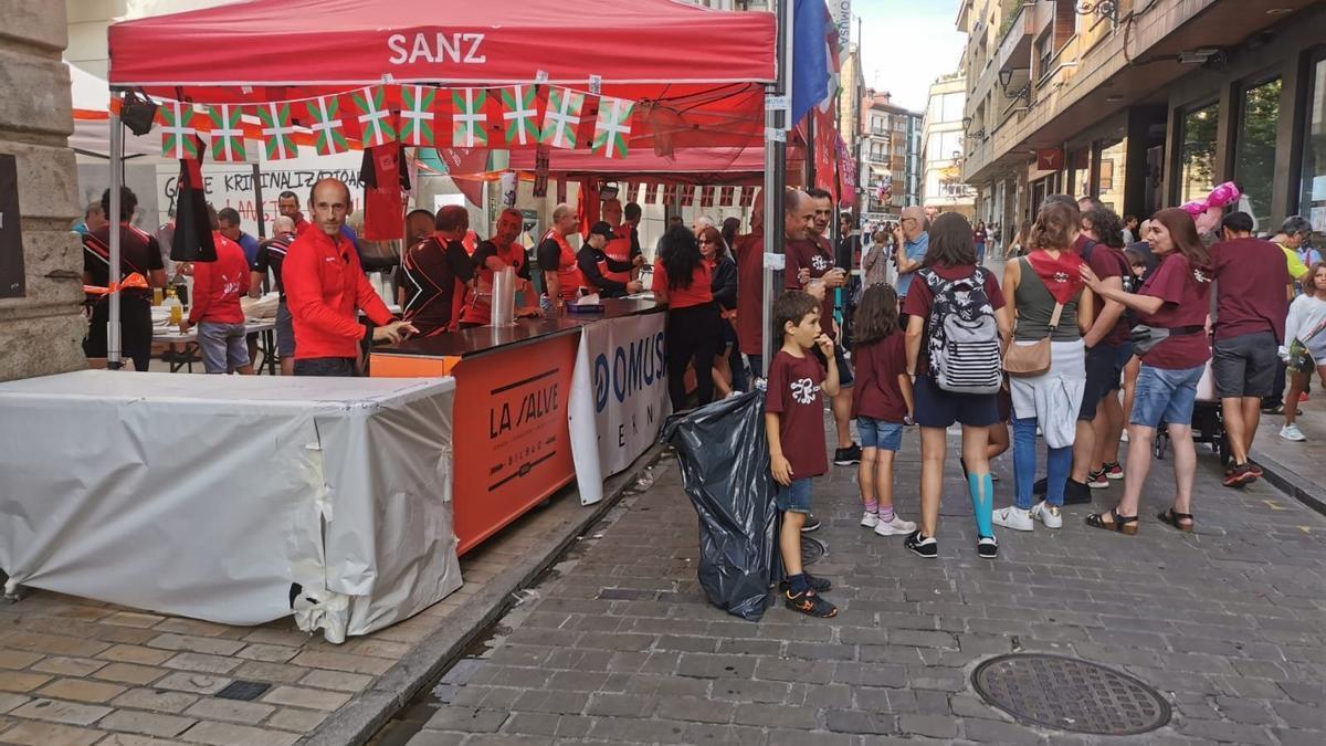 Zumaiarras degustando pulpo en una txosna instalada en Erribera kalea.