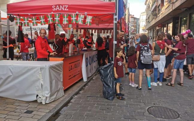 Zumaiarras degustando pulpo en una txosna instalada en Erribera kalea.