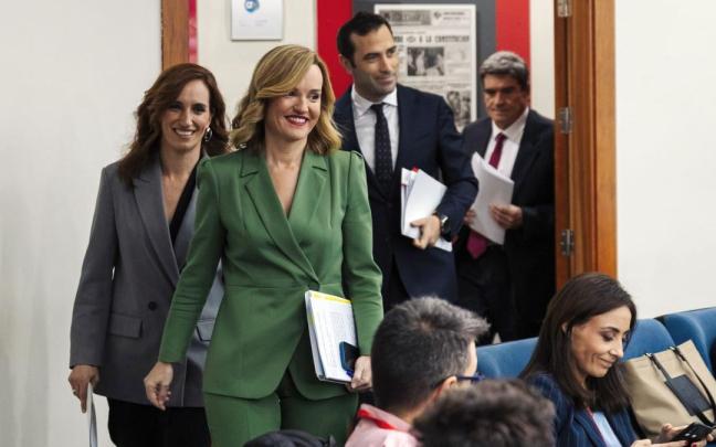 Pilar Alegría, seguida de tres ministros más, poco antes de la rueda de prensa de ayer.