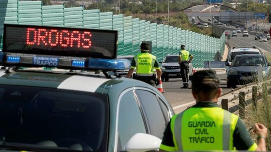 Agentes de la Guardia Civil durante un control de alcoholemia y drogas.