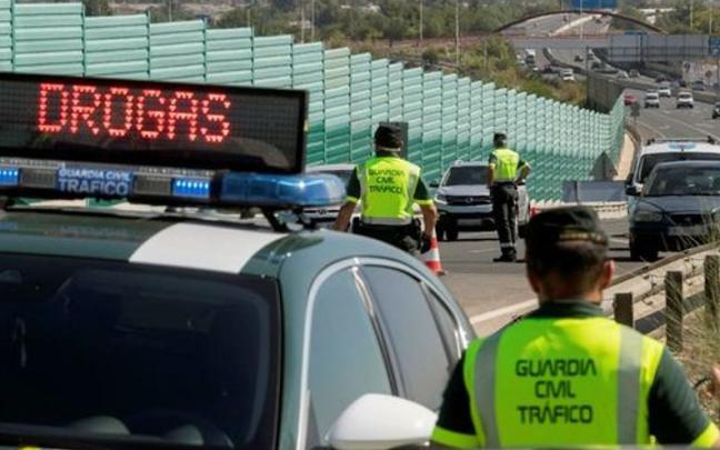 Agentes de la Guardia Civil durante un control de alcoholemia y drogas. Agentes de la Guardia Civil durante un control de alcoholemia y drogas.