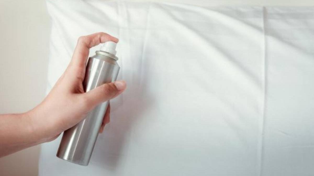 La laca contiene una combinación de alcoholes, disolventes y fijadores, elementos que ayudan a eliminar ciertos tipos de manchas antes de que se fijen definitivamente en los tejidos.