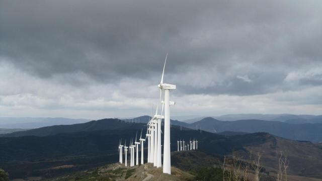 Espectacular el cordal de la sierra del Perdón con su majestuosos parque eólico