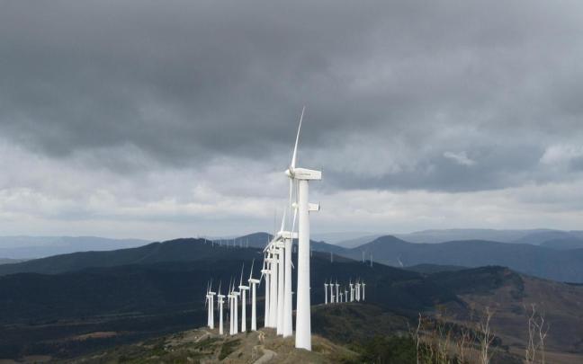 Espectacular el cordal de la sierra del Perdón con su majestuosos parque eólico