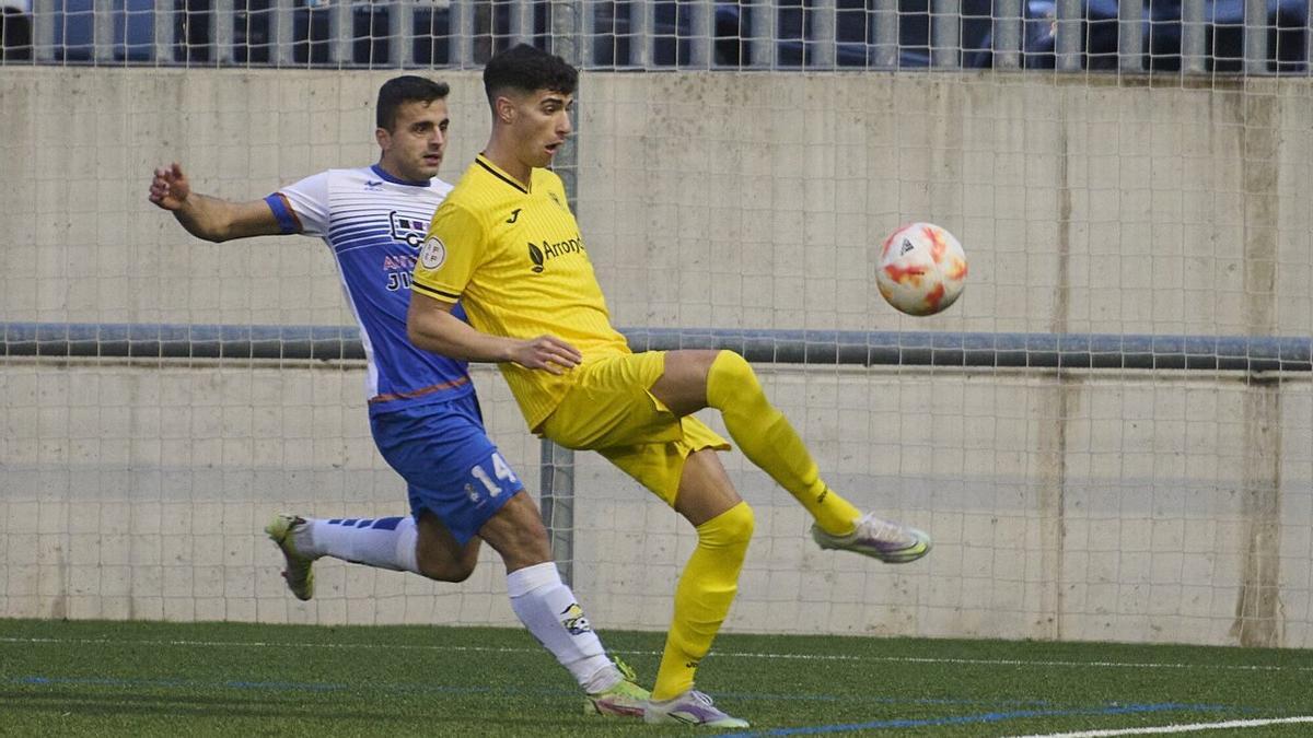 Lance en un partido entre Burladés y Alesves