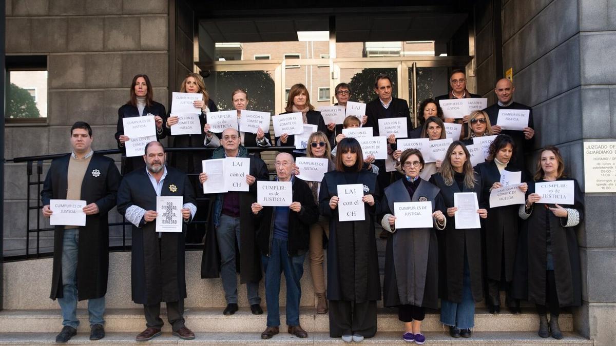 Concentración de letrados de la Administración de Justicia en el marco de la huelga indefinida que secundan desde el 24 de enero.