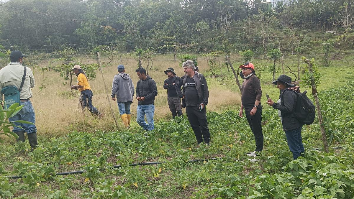 Yon Arruti, en el centro, junto a campesinos ecuatorianos.