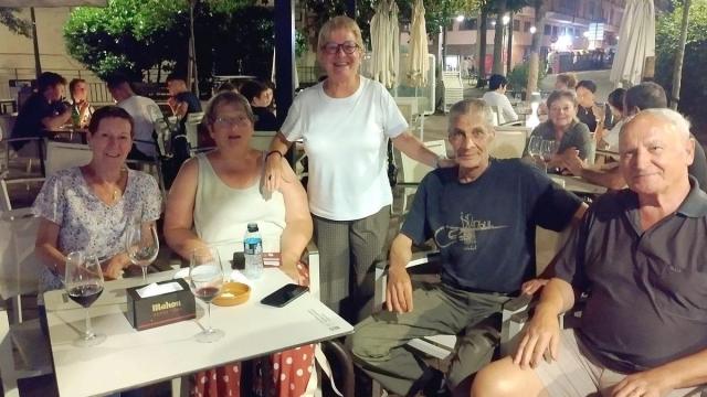 Amaia, en el centro, con su hermana, su cuñado, Anne y el marido de esta última, en Urretxu.