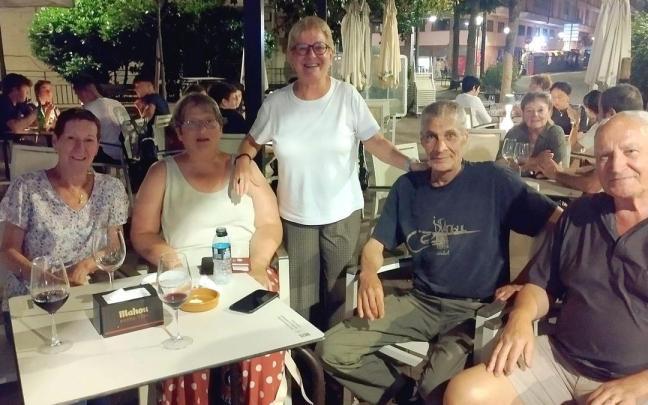 Amaia, en el centro, con su hermana, su cuñado, Anne y el marido de esta última, en Urretxu.