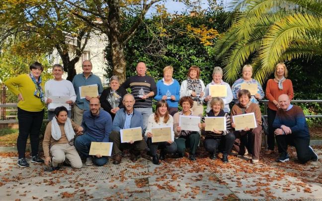 Donantes que han sido homenajeados y homenajeadas por su gran gesto solidario, con representantes de la delegación local en el acto celebrado el sábado.