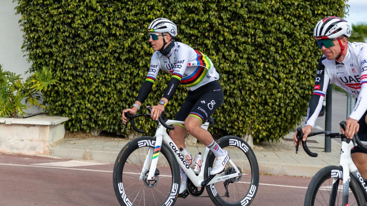 Pogacar, en la concentración de su equipo.