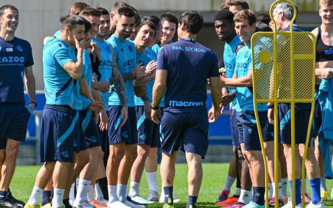 Los jugadores de la Real bromean este domingo con el preparador físico David Casamichana (de espaldas), antes del entrenamiento. ARNAITZ RUBIO