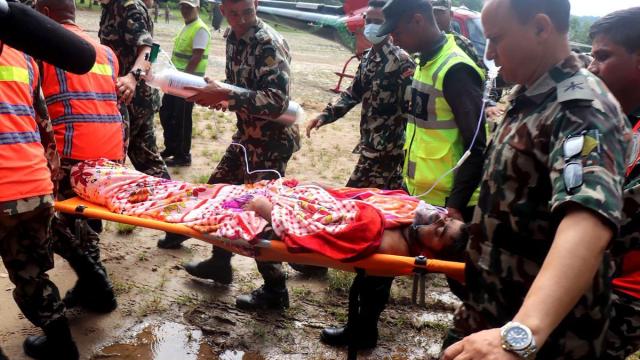 Recate de un trabajador con vida en el distrito de Rasuwa, Nepal, uno de los dos que habían quedado atrapados en un túnel.