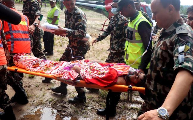 Recate de un trabajador con vida en el distrito de Rasuwa, Nepal, uno de los dos que habían quedado atrapados en un túnel.
