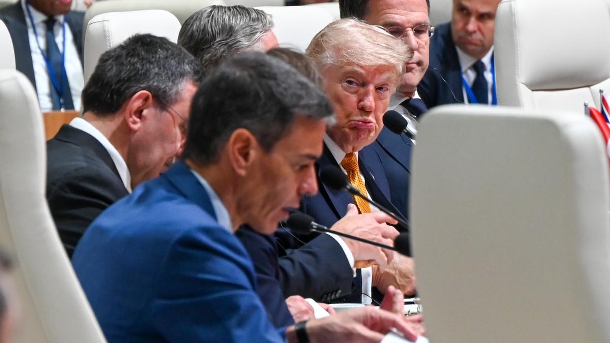 Trump observa a Sánchez en una reunión de la OTAN en Ankara.