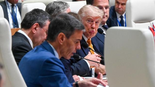 Trump observa a Sánchez en una reunión de la OTAN en Ankara.