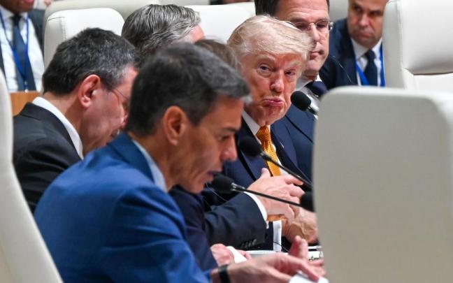Trump observa a Sánchez en una reunión de la OTAN en Ankara.