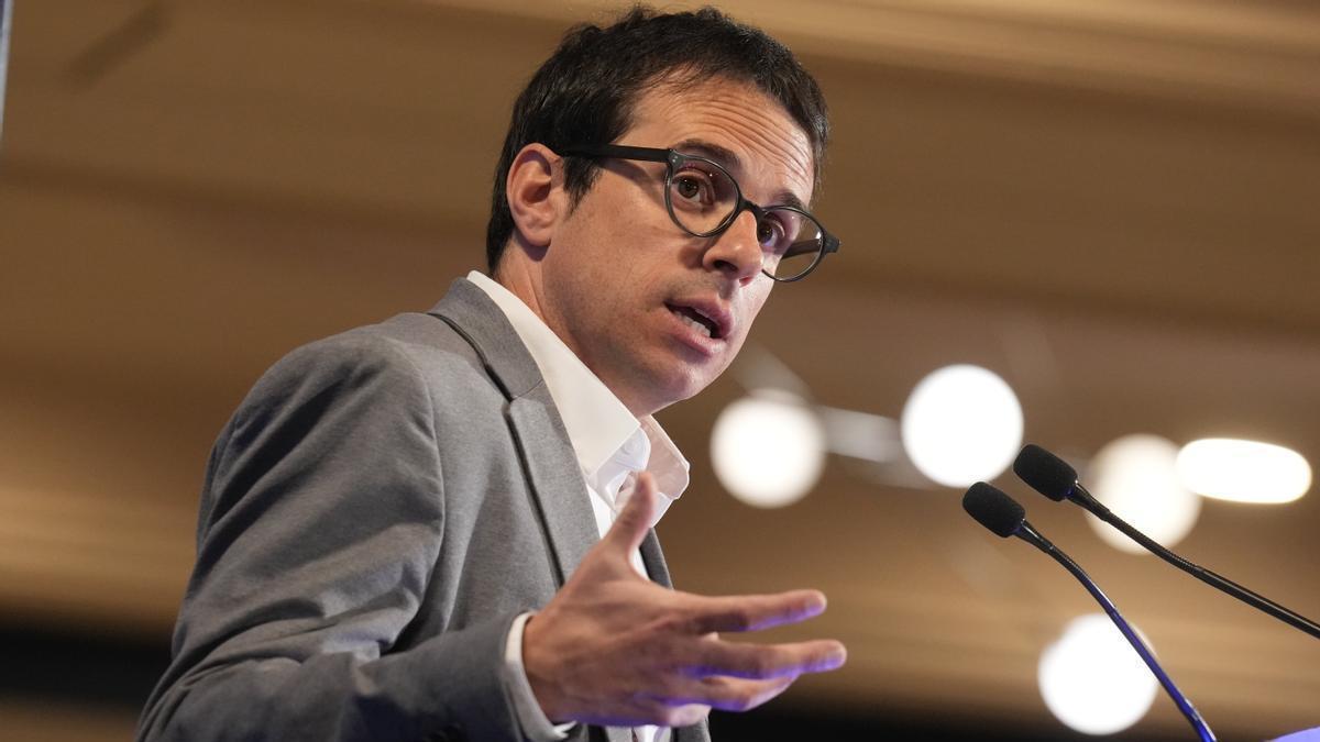 El portavoz parlamentario de EH Bildu, Pello Otxandiano, este lunes en el desayuno de Nueva Economía Fórum