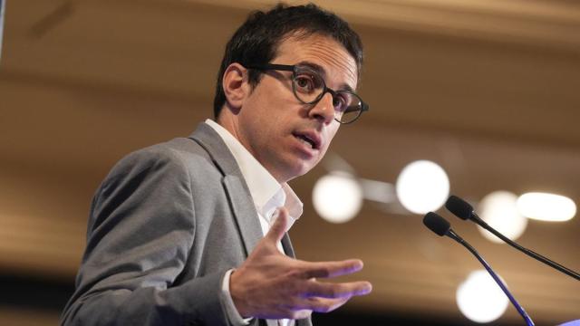 El portavoz parlamentario de EH Bildu, Pello Otxandiano, este lunes en el desayuno de Nueva Economía Fórum