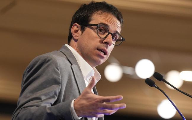 El portavoz parlamentario de EH Bildu, Pello Otxandiano, este lunes en el desayuno de Nueva Economía Fórum