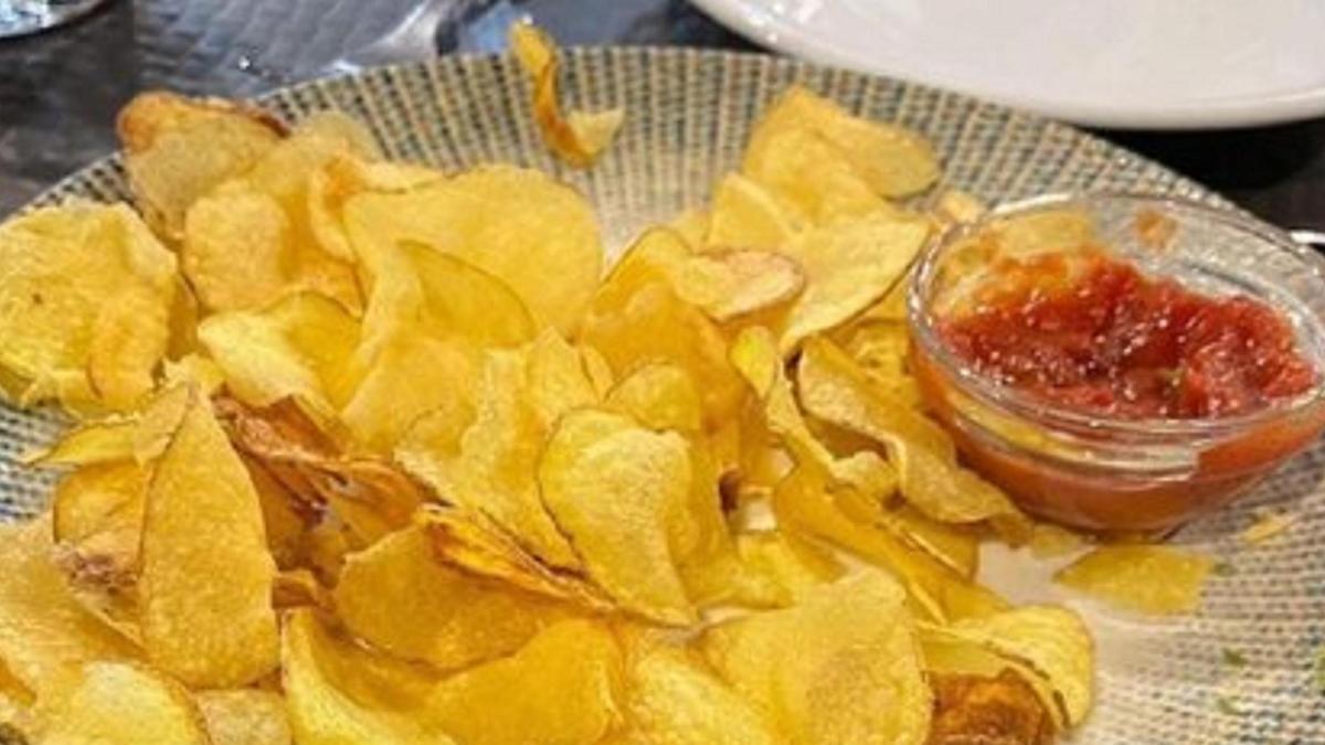 Las patatas bravas pueden parecer uno de los platos más sencillos de una carta, pero conseguir una buena ración requiere bastante más que cortar unas patatas y añadir una salsa.