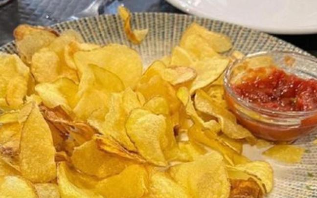 Las patatas bravas pueden parecer uno de los platos más sencillos de una carta, pero conseguir una buena ración requiere bastante más que cortar unas patatas y añadir una salsa.
