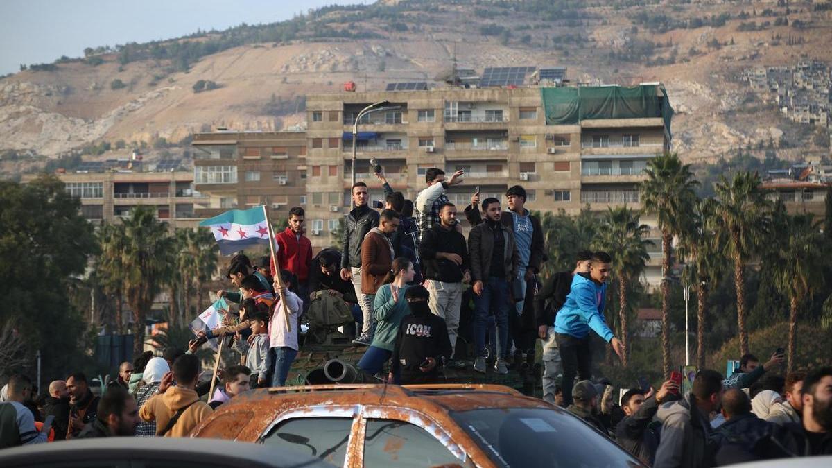 Un grupo de ciudadanos celebra en Damasco la caída de Al Asad.