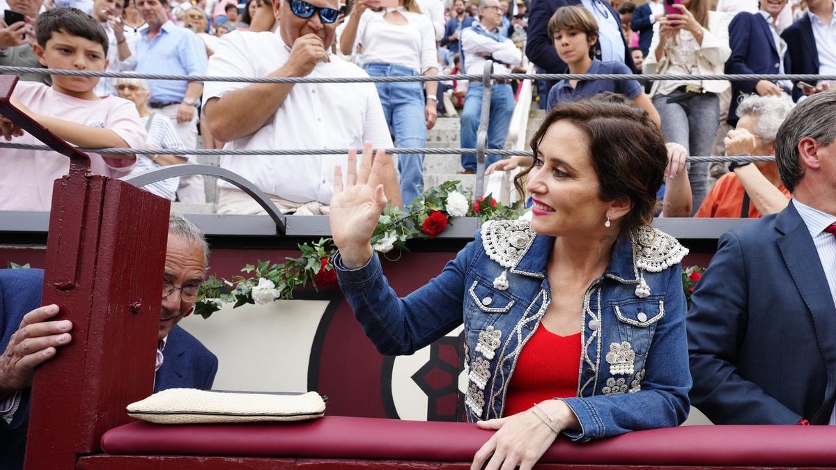 Isabel Díaz Ayuso saluda durante una corrida de toros a la que asistió el pasado martes por la tarde.