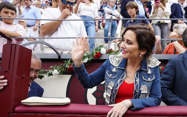 Isabel Díaz Ayuso saluda durante una corrida de toros a la que asistió el pasado martes por la tarde.