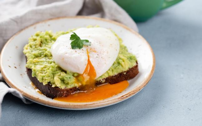 Tostada de aguacate y huevo escalfado