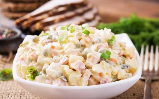 En algunas zonas se le añade pimiento rojo, aceitunas, anchoas o incluso una base de lechuga. / Freepik En algunas zonas se le añade pimiento rojo, aceitunas, anchoas o incluso una base de lechuga.