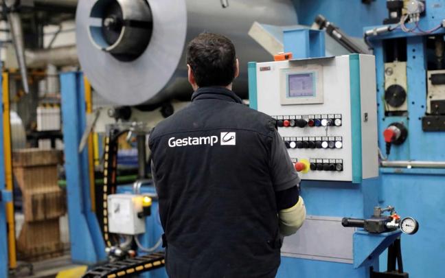 Un operario de Gestamp manipula una bobina de acero.