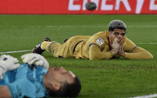 El defensa del FC Barcelona Ronald Araújo (d) lamenta una ocasión.