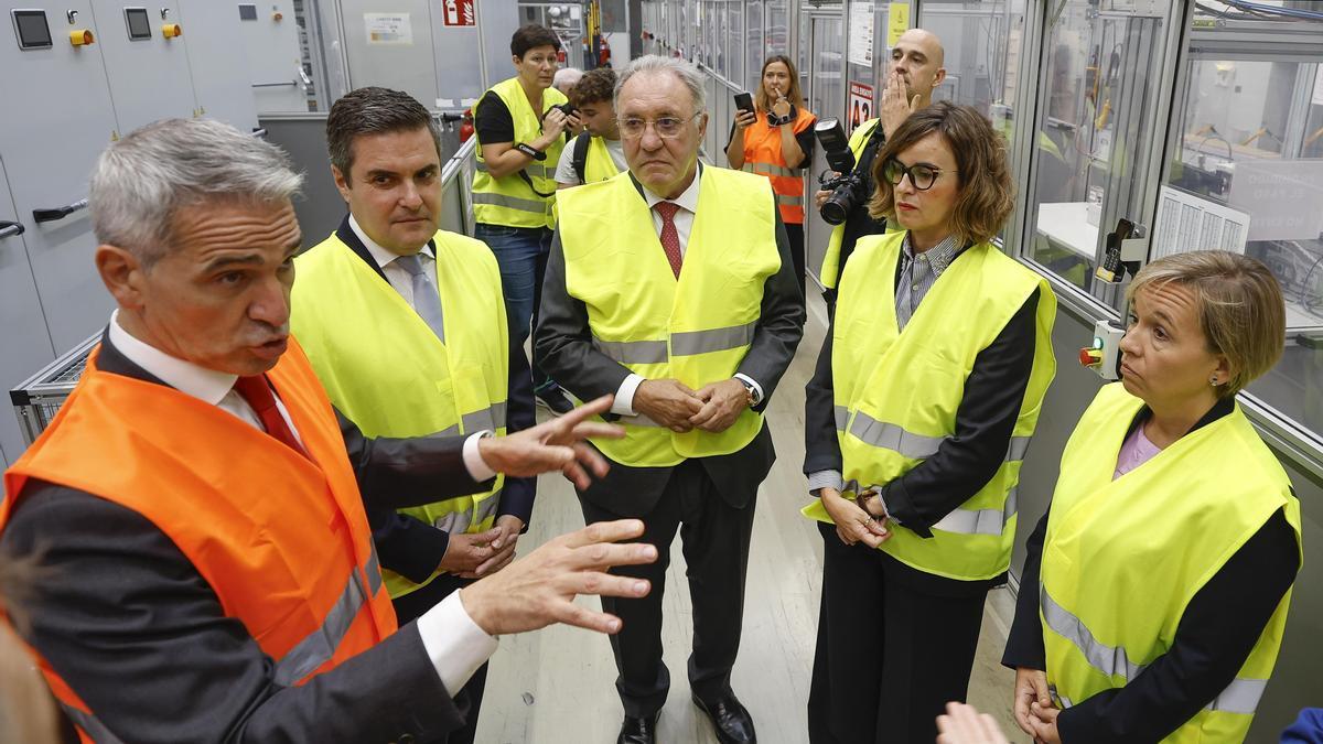 Mikel Jauregi, José Antonio Jainaga, Elixabete Etxanobe y Ainara Basurko escuchan las explicaciones de uno de los responsables del proyecto.