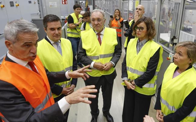 Mikel Jauregi, José Antonio Jainaga, Elixabete Etxanobe y Ainara Basurko escuchan las explicaciones de uno de los responsables del proyecto.