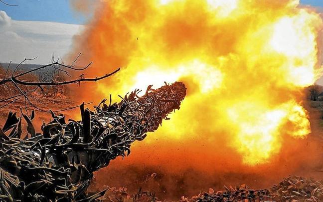 Un tanque ucraniano lanza un proyectil sobre las fuerzas rusas cerca de la localidad ucraniana de Bajmut. Un tanque ucraniano lanza un proyectil sobre las fuerzas rusas cerca de la localidad ucraniana de Bajmut.