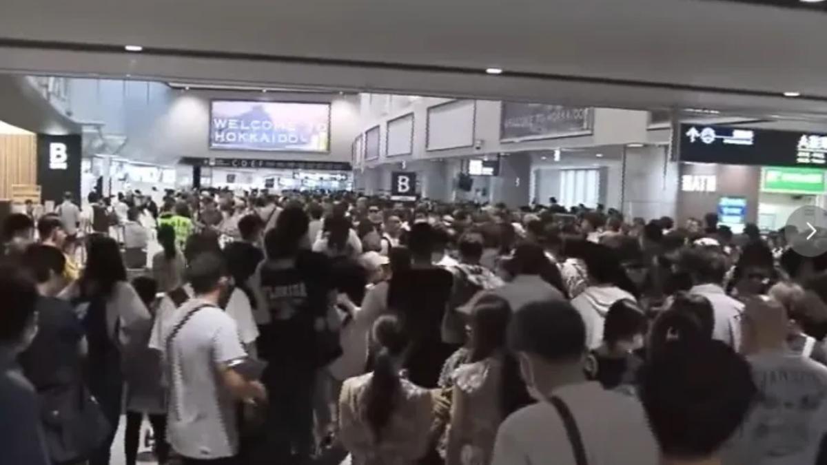 Pasajeros esperando en el Nuevo Aeropuerto de Chitose en Hokkaido.