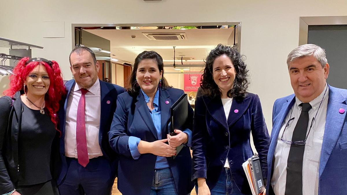 La diputada de Igualdad, Euskera y Gobernanza, Jone Berriozabal (c), junto a su equipo.