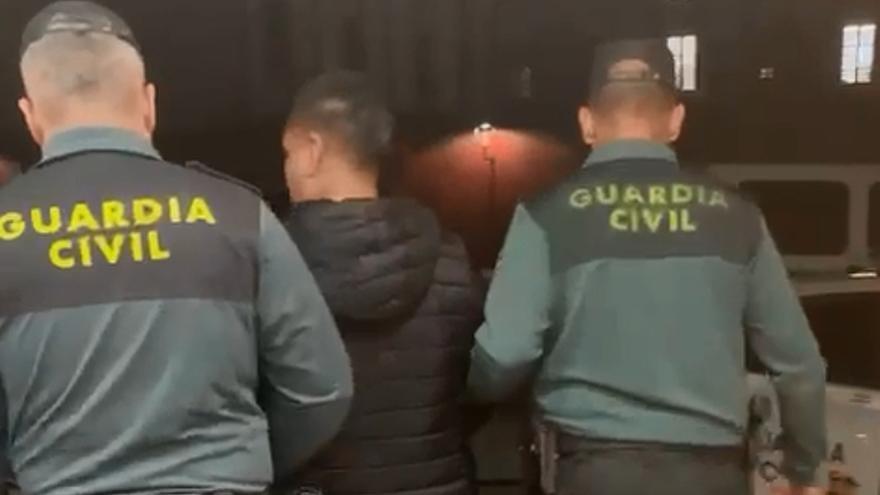 Agentes de Guardia Civil trasladan al detenido.