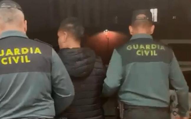 Agentes de Guardia Civil trasladan al detenido. Agentes de Guardia Civil trasladan al detenido.