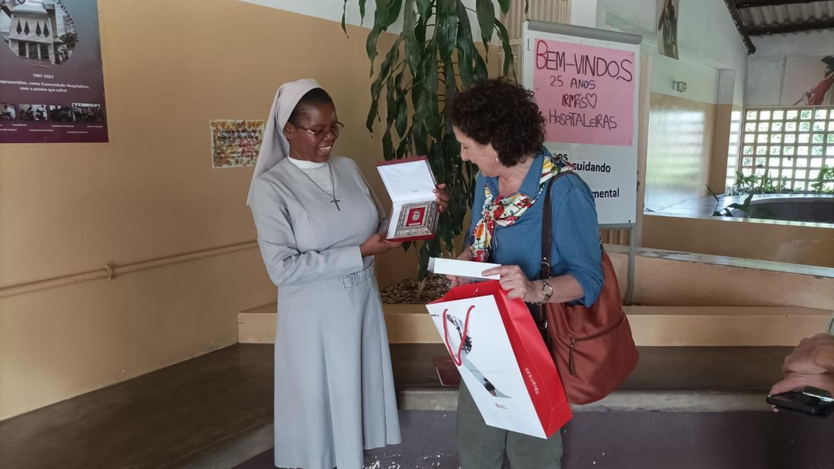 Maeztu entrega un obsequio de recuerdo a la superiora del centro sociosanitario.