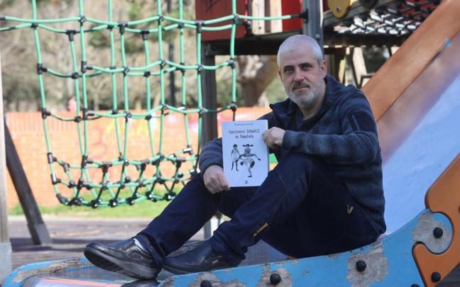 David Marriezkurrena, sentado en un tobogán, posa con su libro 'Cancionero Infantil de Pamplona'. David Marriezkurrena, sentado en un tobogán, posa con su libro 'Cancionero Infantil de Pamplona'.