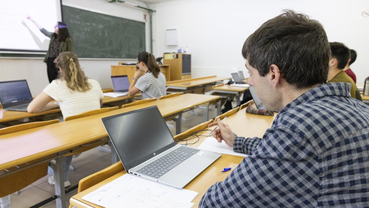 La universidad ya ha impartido una microcredencial de iniciación a la IA en la que han participado 500 profesores.