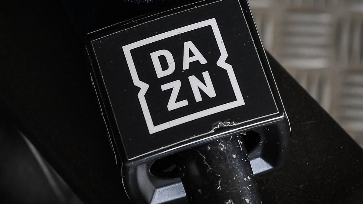 Imagen de un micrófono de DAZN