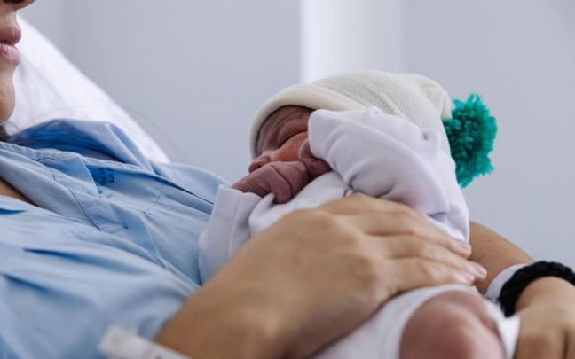 Una mujer sostiene a su hijo recién nacido en 2023, el peor año en nacimientos en más de medio siglo. / Carlos Luján / Europa Press Una mujer sostiene a su hijo recién nacido en 2023, el peor año en nacimientos en más de medio siglo.