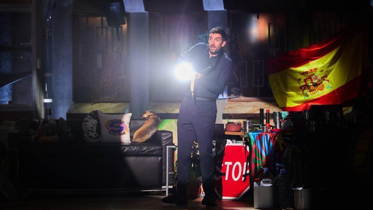 David Broncano revoluciona la noche del martes con una linterna y grabando el programa a oscuras.